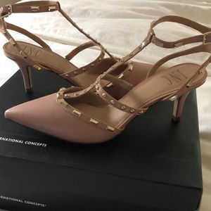 Super cute studded pump